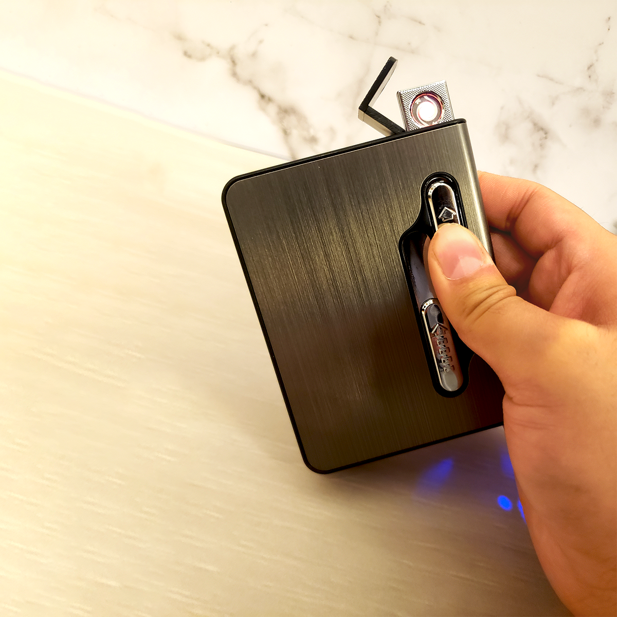 Cigarrera clásica con encendedor eléctrico